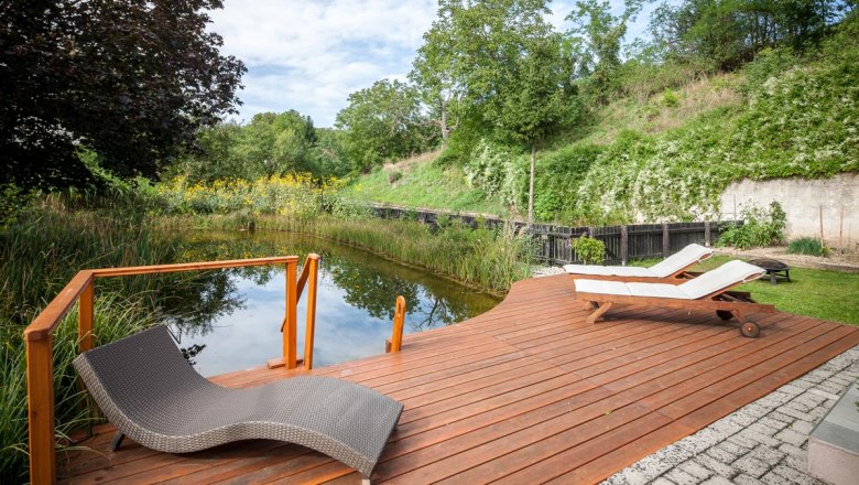 Entspannen am Schwimmbiotop, © Familie Hofbauer Entspannen am Schwimmbiotop, © Familie Hofbauer