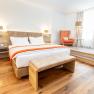 GENIESSER Zimmer, © flotographix Ein Modernes Doppelzimmer mit einer extra Lese- und Schreibtischecke.