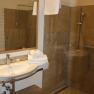 Badezimmer, © Familie Rieder Modernes Badezimmer mit Waschbecken, Spiegel und Dusche.