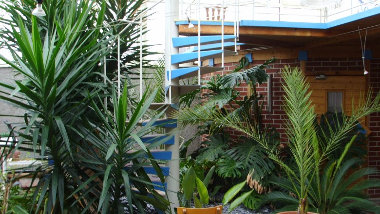 Terasa, © Eder Vnitřní dvůr s rostlinami a točitým schodištěm.