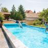Winzerhof mit Swimmingpool, © Winzerhof Bogner Kinder spielen in einem Swimmingpool auf einem Winzerhof.