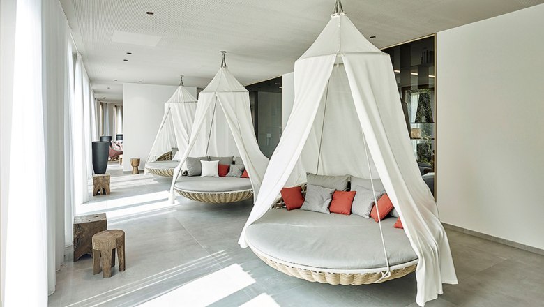 Steigenberger Krems, Hanging Chairs, © Steigenberger Hotel and Spa, Gregor Titze Relaxbereich mit hängenden Sesseln und Kissen im Spa des Hotel Steigenberger Krems.