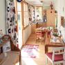 Ferienwohnung, © Hannes Engelbrecht Gemütliche Ferienwohnung mit Holzmöbeln, Esstisch und dekorativen Vorhängen.