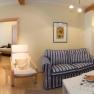 Panorama, © Hannes Engelbrecht Panorama eines gemütlichen Wohnzimmers mit Sofa, Esstisch und Schlafzimmer im Hintergrund.