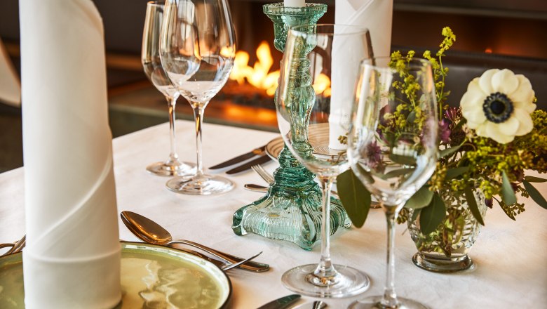 Steigenberger Krems, Restaurant Tischdekoration, © Steigenberger Hotel and Spa, Gregor Titze Elegante Tischdekoration mit Gläsern, Kerzenhalter und Blumen im Steigenberger Krems Restaurant.