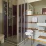 Badezimmer, © Doris Winkler Modernes Badezimmer mit Dusche, Waschbecken, Handtüchern und Regalen.