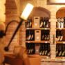 Wein.Restaurant Neustifter, © Weinviertel Tourismus / Michael Reidinger Weinflaschen in einem rustikalen Kellerregal aus Ziegelsteinen.