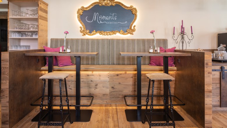 Snídaňový salónek, © Hotel Unter den Linden Útulná snídaňová zóna s dřevěným nábytkem a dekoracemi.