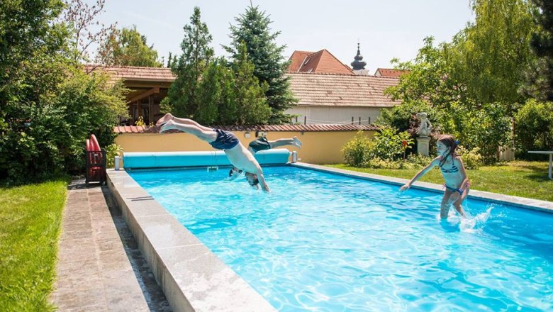 Vineyard with swimming pool, © Winzerhof Bogner Children play in a swimming pool on a vineyard.