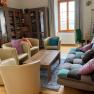 Gemeinschaftsraum, © Geistliches Jugendzentrum Oberleis Ein gemütlicher Gemeinschaftsraum mit Sesseln, einem Sofa, einem Tisch und Bücherregalen.