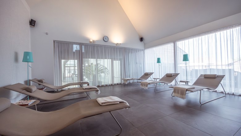 Relais & Chateaux MÖRWALD Hotel am Wagram, © Niederösterreich Werbung / Maximilian Pawlikowsky Světlá odpočinková místnost s lehátky a závěsy.