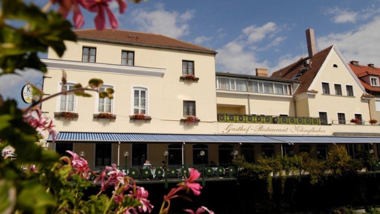 Hotel & Gasthof Klinglhuber, © Steve Haider Hotel a hostinec Klinglhuber s květinami v popředí.