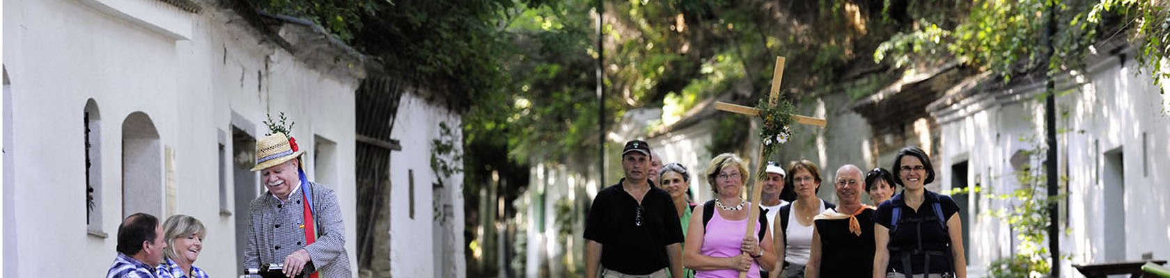 Pilger in der Kellergasse Radyweg, © Weinviertel Tourismus / Horvath Pilger in der Kellergasse Radyweg, © Weinviertel Tourismus / Horvath