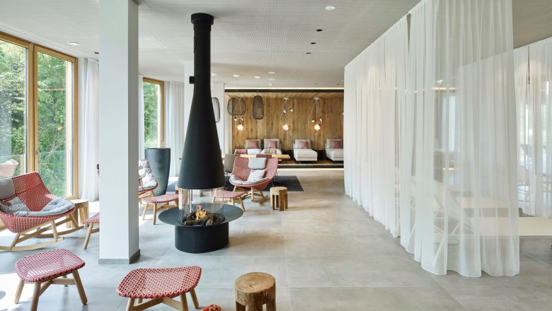 Moderner Lounge-Bereich mit Kamin und Sesseln im Steigenberger Krems.