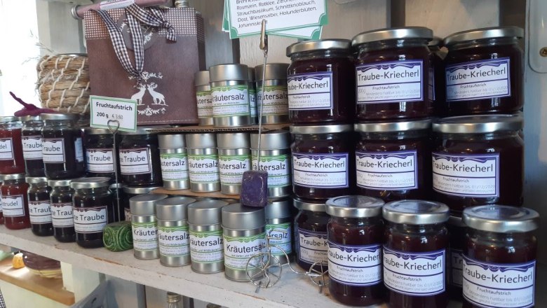 Reg&aacute;l s džemy a bylinnou sol&iacute; ve farm&aacute;řsk&eacute;m obchodě.