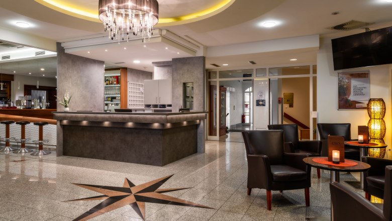 Recepce hotelu City, © Markus Jung, MJM Photography Hotelová recepce s barem a posezením.