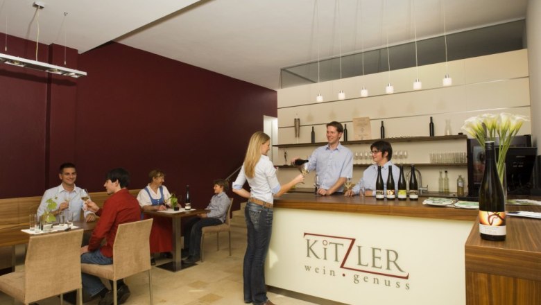 Recepce Kitzer Wine Enjoyment, © Johannes Kitzler Pohled do interiéru vinárny s hosty a personálem.