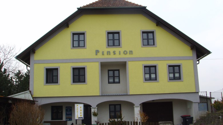 Yellow building with the inscription 'Pension'.