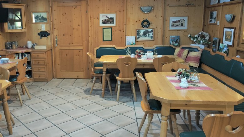 &Uacute;tuln&aacute; sn&iacute;daňov&aacute; m&iacute;stnost s dřevěn&yacute;m n&aacute;bytkem a dekoracemi.