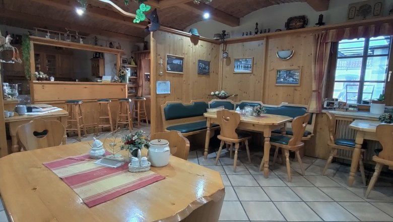 &Uacute;tuln&aacute; sn&iacute;daňov&aacute; m&iacute;stnost s dřevěn&yacute;m n&aacute;bytkem a dekoracemi.