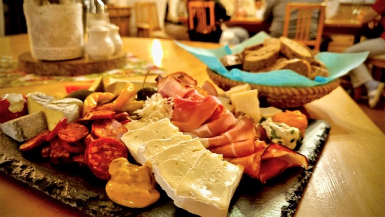 Po dlouh&eacute;m v&yacute;letn&iacute;m dni si vychutnejte na&scaron;e občerstven&iacute; Heurigen (pouze při objedn&aacute;n&iacute; předem) se sklenkou dobr&eacute;ho v&iacute;na., &copy; Tamara Ritz