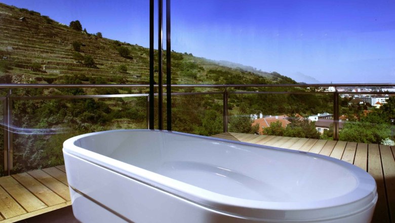 Weinbergsuite - Panoramabadezimmer, &copy; Steigenberger Hotel and Spa, Andreas Hofer