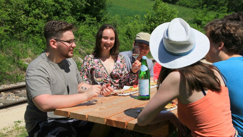 U stolu, &copy; Draisinenalm Grafensulz