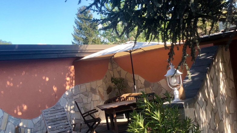 Klidn&yacute; vnitřn&iacute; dvůr s rostlinami a posezen&iacute;m.