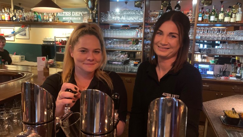 Dvě ženy za barem ve Star&eacute;m depu v Mistelbachu.