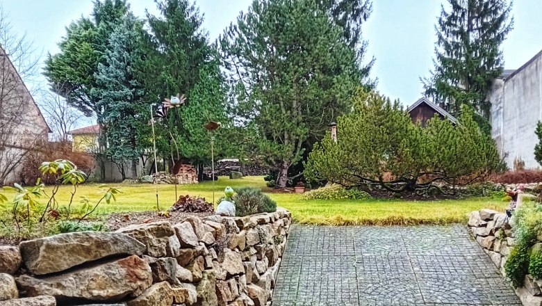 Klidn&yacute; vnitřn&iacute; dvůr pro grilov&aacute;n&iacute; a odpočinek