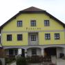 Gelbes Gebäude mit der Aufschrift 'Pension'.