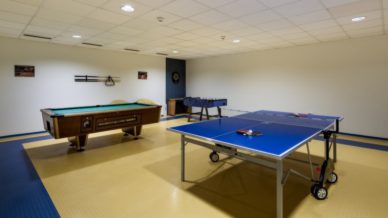 Freizeitraum mit Billardtisch, Tischtennisplatte und Tischfu&szlig;ball im City Hotel.