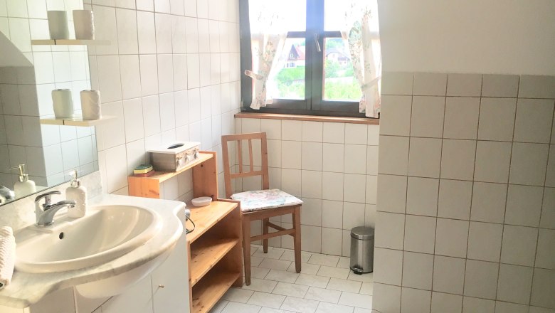 V&scaron;echny koupelny jsou vybaveny sprchou + WC. &Uacute;tulnou atmosf&eacute;ru dotv&aacute;ř&iacute; sprchov&yacute; gel, vatov&eacute; pol&scaron;t&aacute;řky, f&eacute;n a esenci&aacute;ln&iacute; pokojov&yacute; sprej., &copy; Tamara Ritz