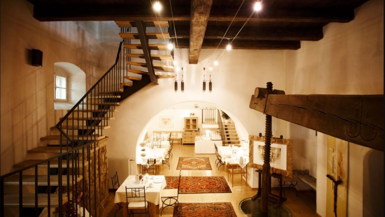 Entrance and breakfast area, &copy; Ernst Vogel