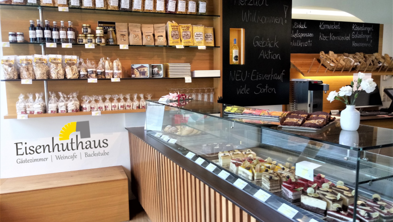 Innenansicht eines Ladens im Eisenhuthaus mit Gebäck und Kuchen in einer Vitrine.