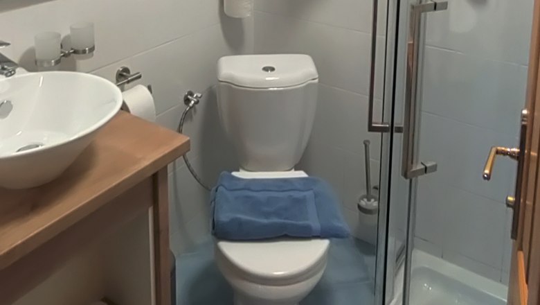 Mal&aacute; koupelna se sprchou, WC a umyvadlem.