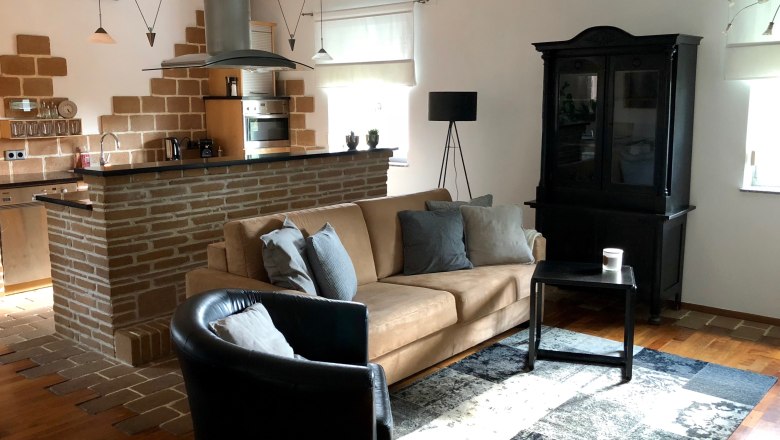 Světl&yacute;, minimalistick&yacute; obytn&yacute; prostor s jednoduch&yacute;m n&aacute;bytkem