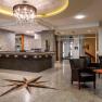Hotelrezeption mit Bar und Sitzbereich.