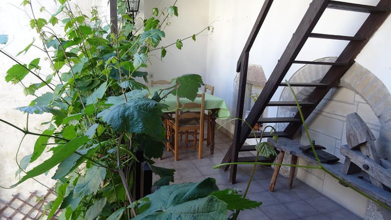 Schodi&scaron;tě na vnitřn&iacute;m n&aacute;dvoř&iacute;, &copy; Ferdinand Stasny