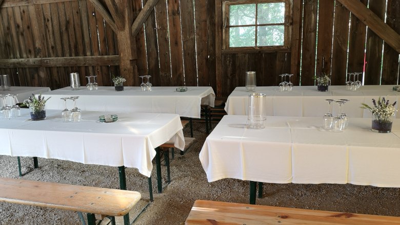 Überdachte Sitzmöglichkeit, © Draisinenalm Grafensulz