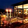 Abendliche Restaurantterrasse mit Kerzenlicht und Weingläsern.