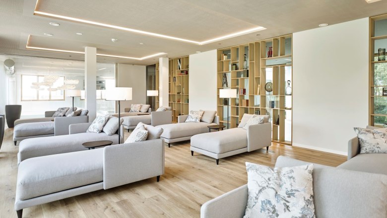 Moderner Lounge-Bereich im Spa mit grauen Sofas und Regalen im Steigenberger Krems.