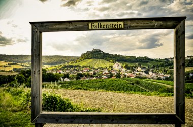 Blick auf Falkensteiner Burgruine, © Weinviertel Tourismus / POV_Herbst