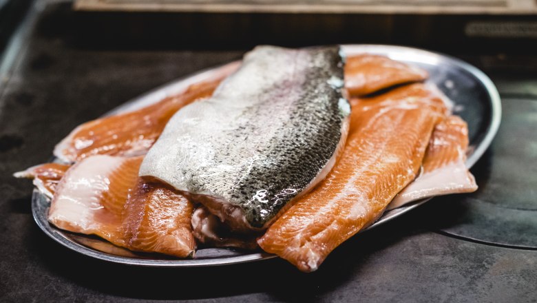 Čerstv&eacute; filety z lososa na kovov&eacute;m podnosu.