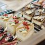 Verschiedene Kuchenstücke in einer Vitrine, dekoriert mit Früchten und Schokolade.