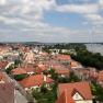 Panoramatick&yacute; pohled na střechy Kremže s řekou v pozad&iacute;.