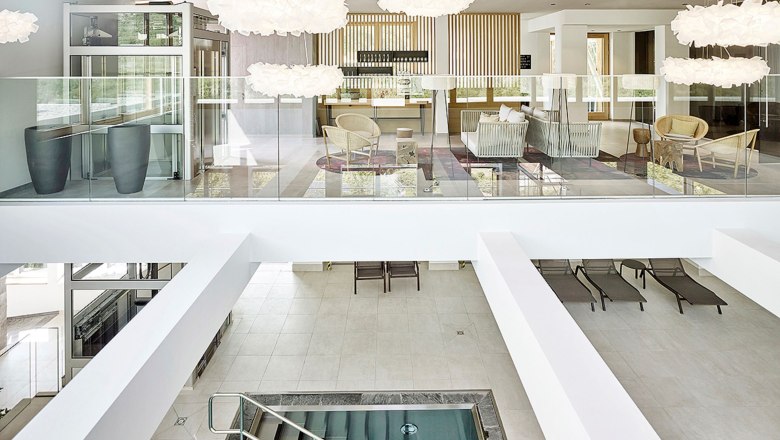 Spa mit modernen Möbeln und eleganter Beleuchtung.