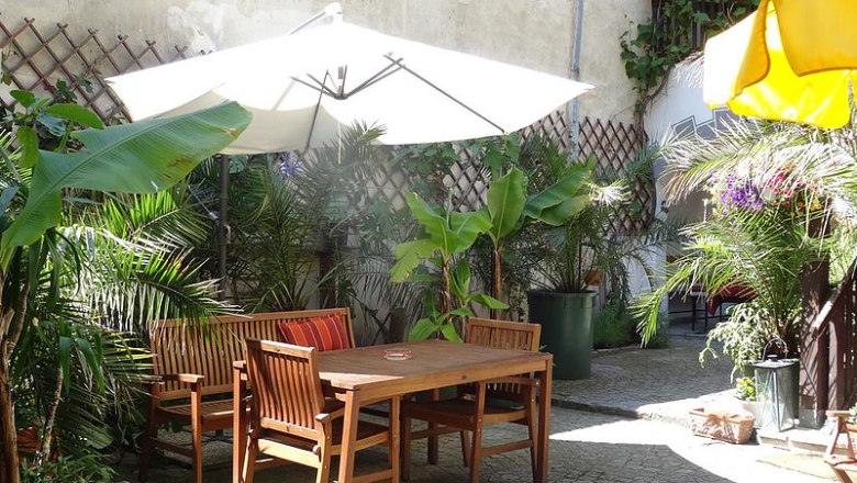 Posezen&iacute; ve středomořsk&eacute; zahradě, &copy; Ferdinand Stasny