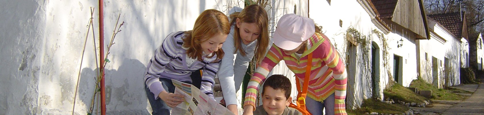 Children in cellar alley, © Weinviertel Tourismus / Wraneschitz