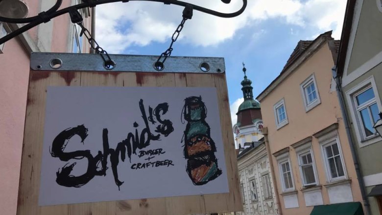 N&aacute;pis Schmid's Burger and Craftbeer na zdi domu ve staroměstsk&eacute; ulici.